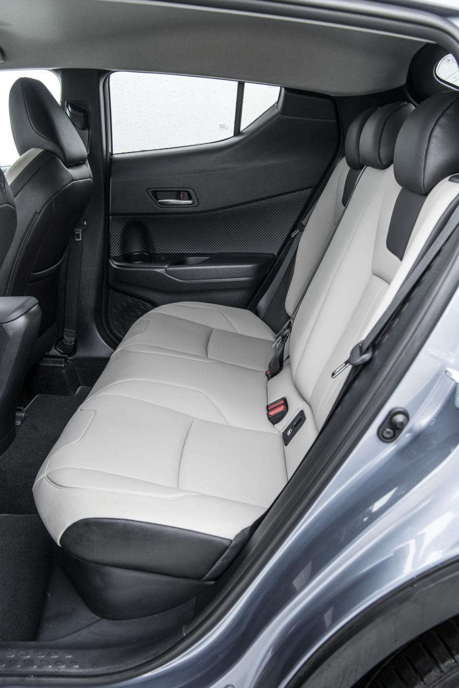 Интерьер Toyota C-HR Hybrid 2019 года  (WW) (фото 173 из 174)